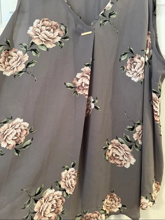torrid Gray Floral V-Neck Sleeveless Camisole with Pink Blooms - Picture 4 of 5